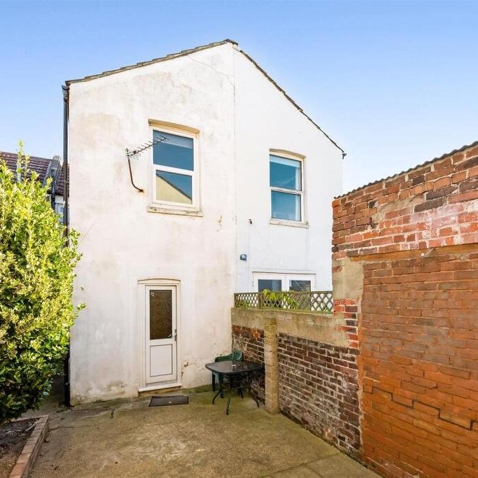 3 bedroom terraced house to rent - Photo 1