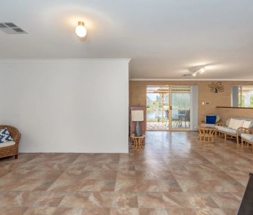 Stunning home featuring Canal Waterfront! - Photo 2