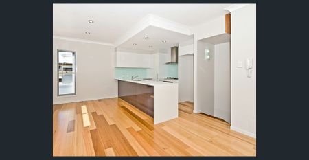 Stunning Townhouse in a Quiet Clayfield Street - Photo 4