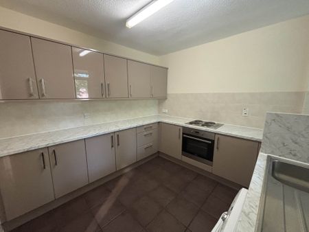 Hilltop Court, Manchester - Photo 4