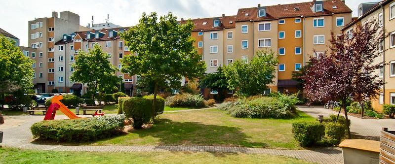 Renovierte, helle 2-Zimmer-Wohnung mit Balkon ab sofort frei! - Foto 1