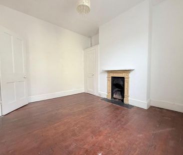 4 bedroom end of terrace house to rent - Photo 2