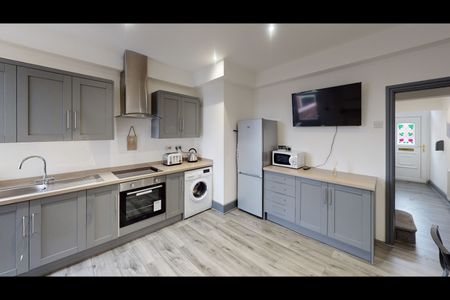 5 Bed Terraced House, Wythburn Street, M6 - Photo 4