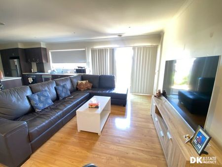 Ideal Family home in Werribee - Photo 3