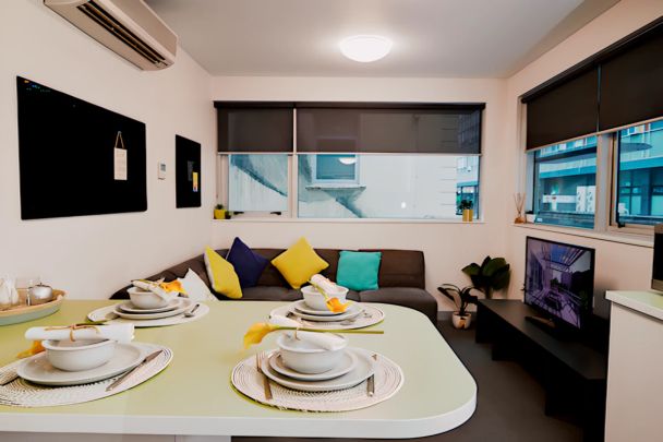 Twin Bed in 5 Bedroom Apartment - Photo 1