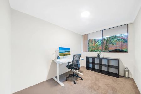 Over-sized - Semi Furnished -North-Facing Apartment With Urban Convenience - Photo 4