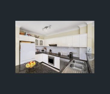 SPACIOUS APARTMENT IN BOUTIQUE BUILDING - Photo 4