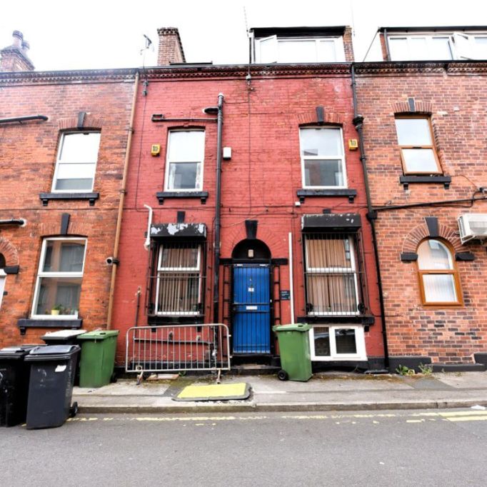 4 bedroom House in Crossfield Street, Leeds - Photo 1