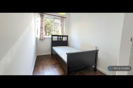 4 bedroom semi-detached house to rent - Photo 3