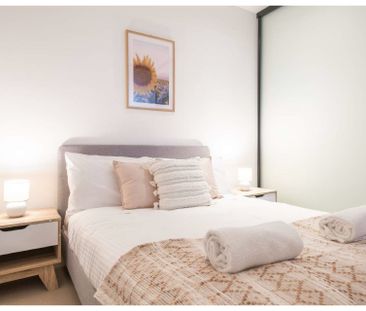 Large 2 Bedroom Apartment with Fantastic View! - Photo 6