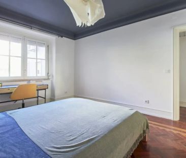 Room in shared 7-bedroom apartment for rent in Lisbon. - Foto 3