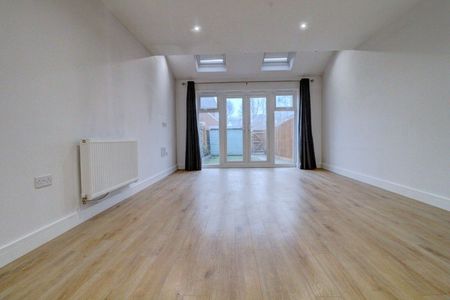 4 bedroom mid terraced house to rent - Photo 2