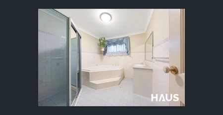 Beautiful Family Home | Freshly Painted & New Flooring | Prime Location - Photo 4