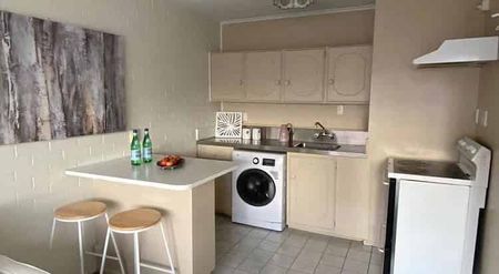 Sunny City Fringe Apartment | Carpark Included | - Photo 4