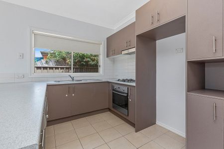 92 Oakview Parade, Caroline Springs VIC 3023 - Photo 4