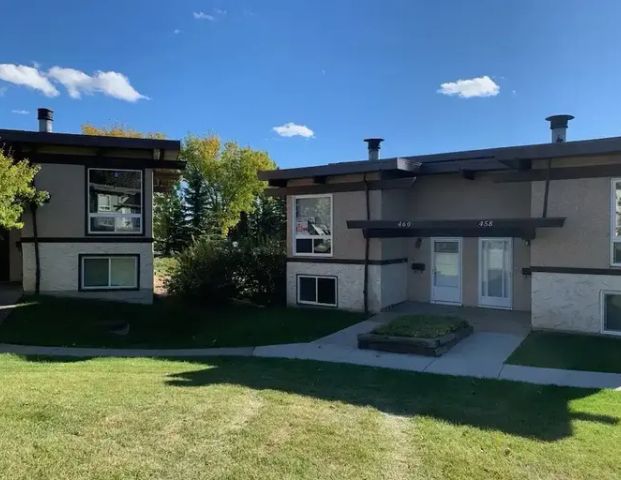 Cozy 2 bedroom condo close to Grey Nuns hospital. | 460 Lee Ridge Road, Edmonton - Photo 1