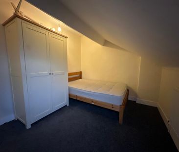 1 bedroom in a house share to rent - Photo 2