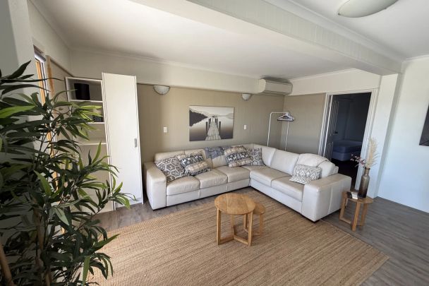 Fully Furnished Lake View Property Available for Short Term Lease @ $450pw! - Photo 1