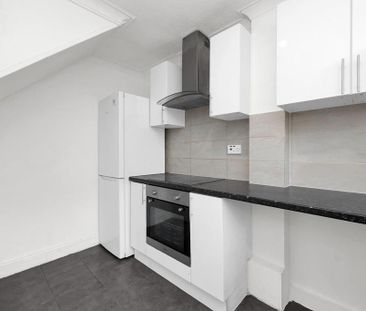 3 bedroom flat to rent - Photo 4