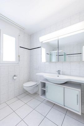 Moderne 3.5 Zimmerwohnung mit verglastem Balkon - Photo 1