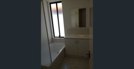 Light Villa in Ideal Location - Photo 3