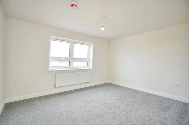 4 bedroom end of terrace house to rent - Photo 1