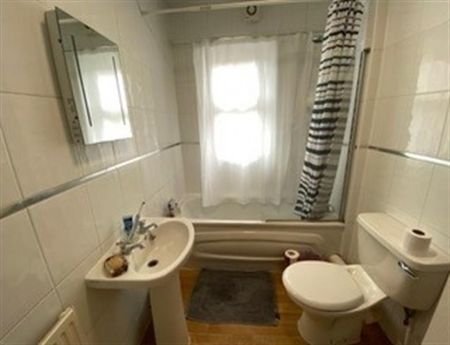 6 Bedroom Semi Detached To Let - Photo 2