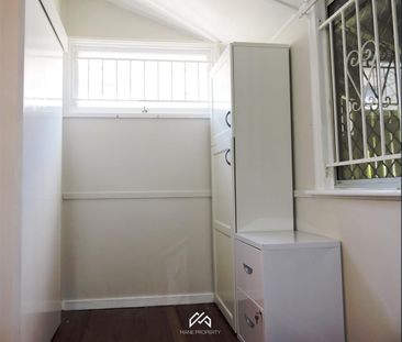 Gorgeous 3 Bedroom in Prestigious Windsor. Rent will increase to $6... - Photo 4