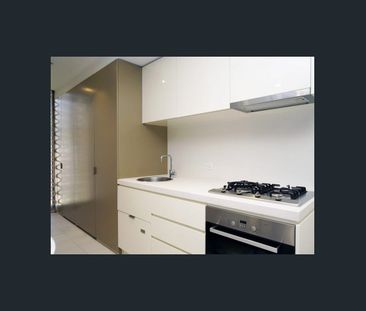 Furnished One Bedroom One Bathroom - Photo 5