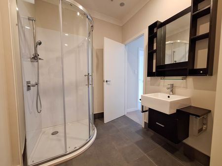 Rare 1 bedroom apartment in Flat bush - Photo 3