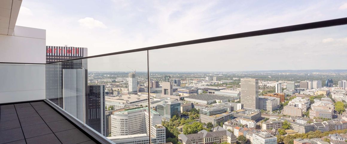 Ganz oben angekommen - einladende 2-Zimmer-Wohnung mit sonnigem Balkon und EBK - Foto 1
