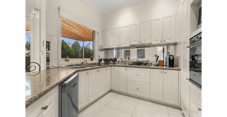 Spacious Double-Storey Family Living in Donvale - Photo 3