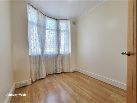 3 bedroom flat to rent - Photo 3