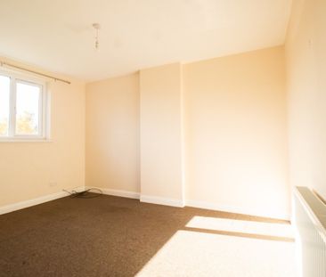 3 Bed Semi-Detached House, Roehampton Drive, LE18 - Photo 2