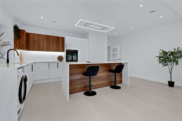 Stunning semi-detached new home in development of just three contemporary houses. - Photo 1