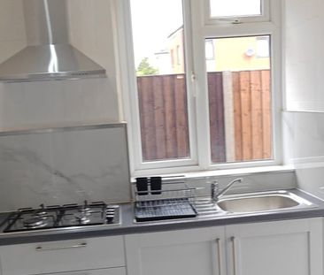 Room in a Shared Flat, Village Way East, HA2 - Photo 4