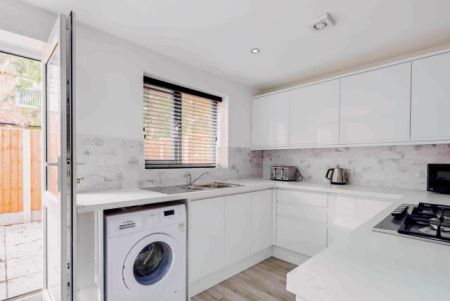 5 Beds 2 Baths - Photo 4