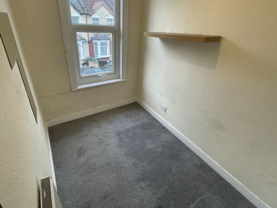 3 bedroom flat to let - Photo 1