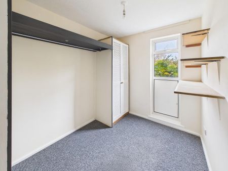 4 bedroom end of terrace house to rent - Photo 5