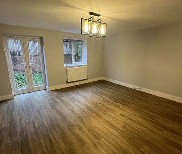 Lily Close - Photo 1