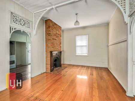 CHARMING 2 BEDROOM HOME WITH AIR CONDITIONING - Photo 3