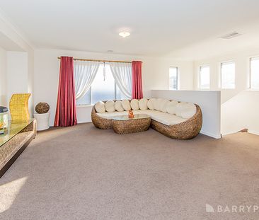LARGE FAMILY HOME AWAITS! - Photo 2
