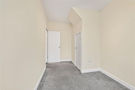 4 bedroom flat to rent - Photo 2