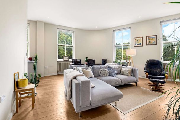 A delightful two bedroom apartment offering ideal accommodation with a modern feel and roof terrace. - Photo 1