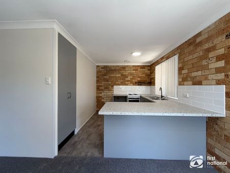 Renovated townhouse within walking distance to town - Photo 2