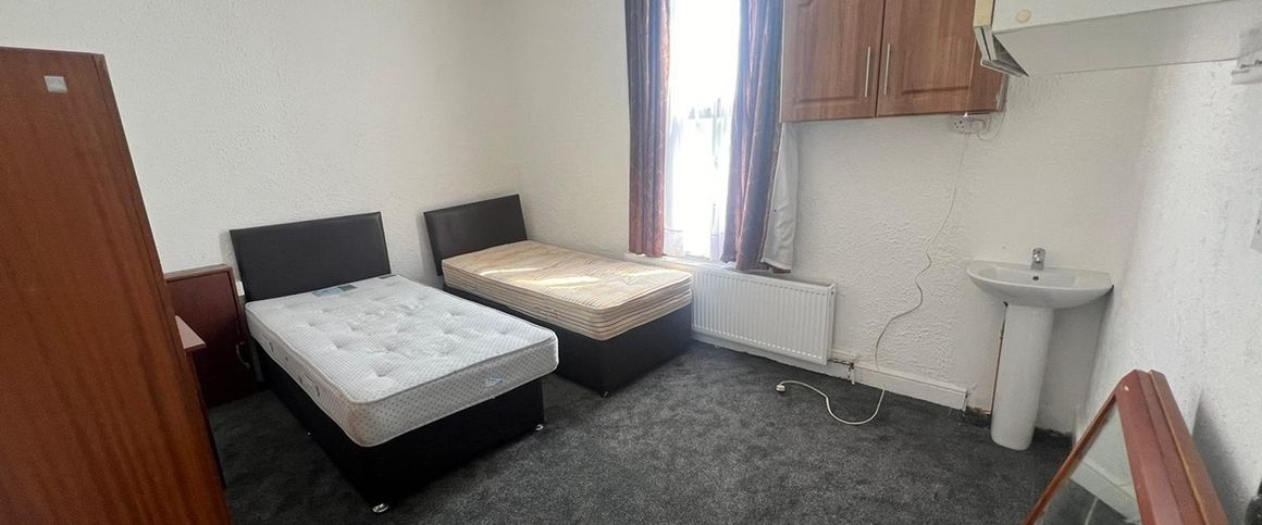 Room in a Shared House, Aldborough Road South, IG3 - Photo 1