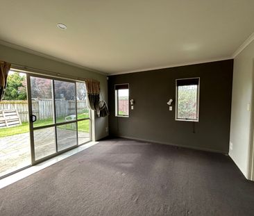 Spacious Home with Two Lounges and Five Bedrooms - Papamoa - Photo 3