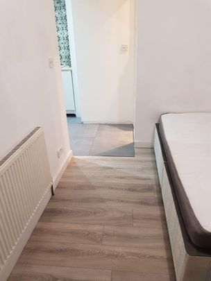 Studio Flat, Kennedy Path, W7 - Photo 1