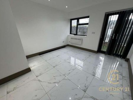 Norwood Road, UB2 - Photo 2