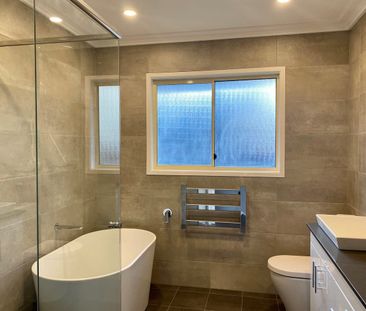 Stylish 3 bedroom house with low maintenance rear courtyard - Photo 3